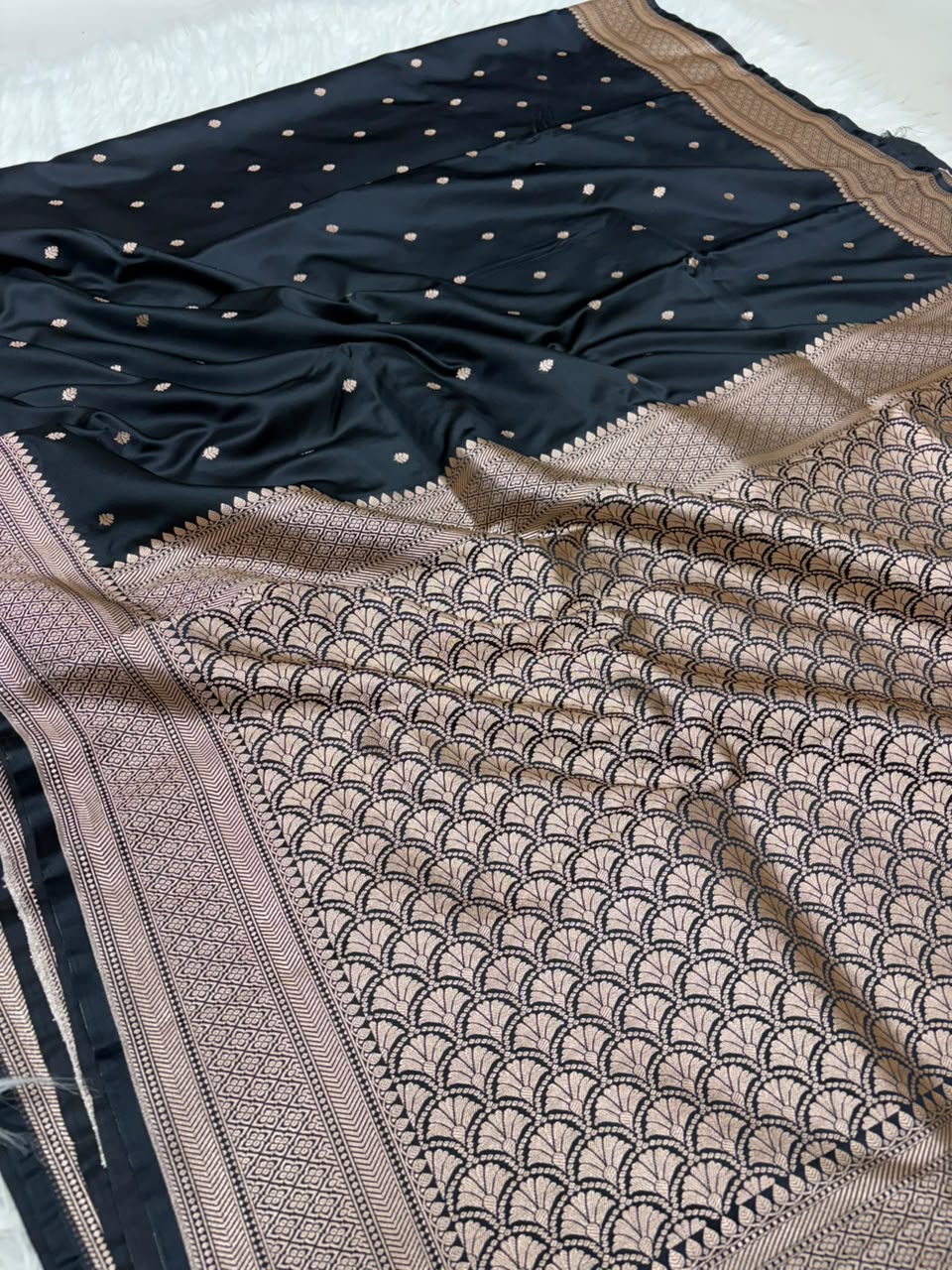 Mashru Katan Chundri Buti Banarasi Border Saree