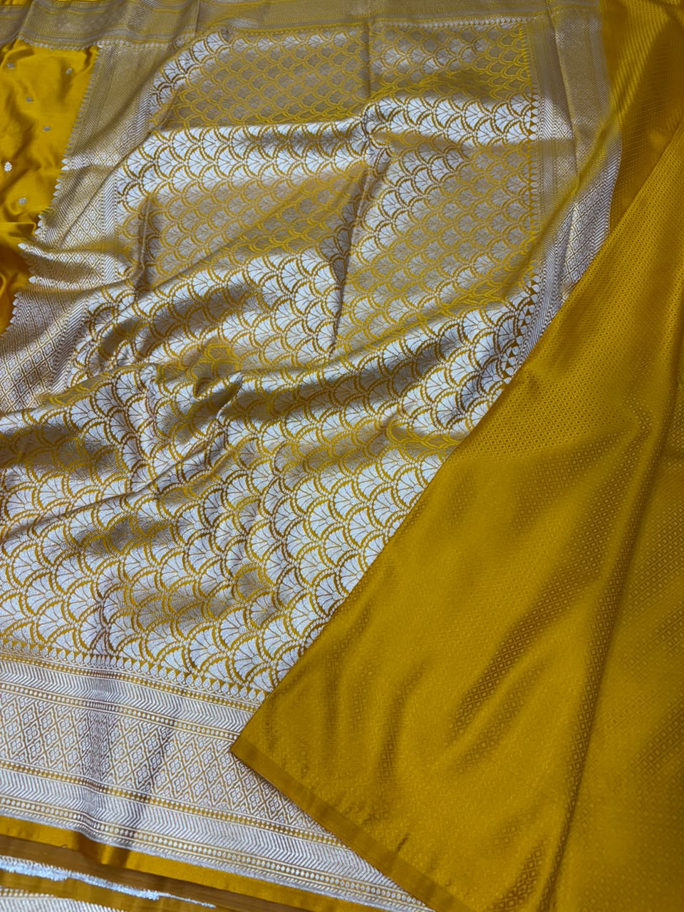 Mashru Katan Chundri Buti Banarasi Border Saree