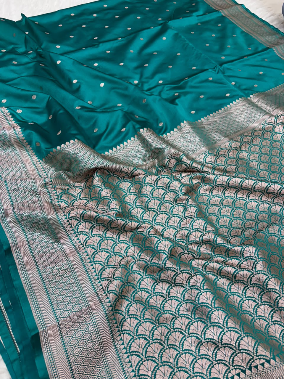 Mashru Katan Chundri Buti Banarasi Border Saree